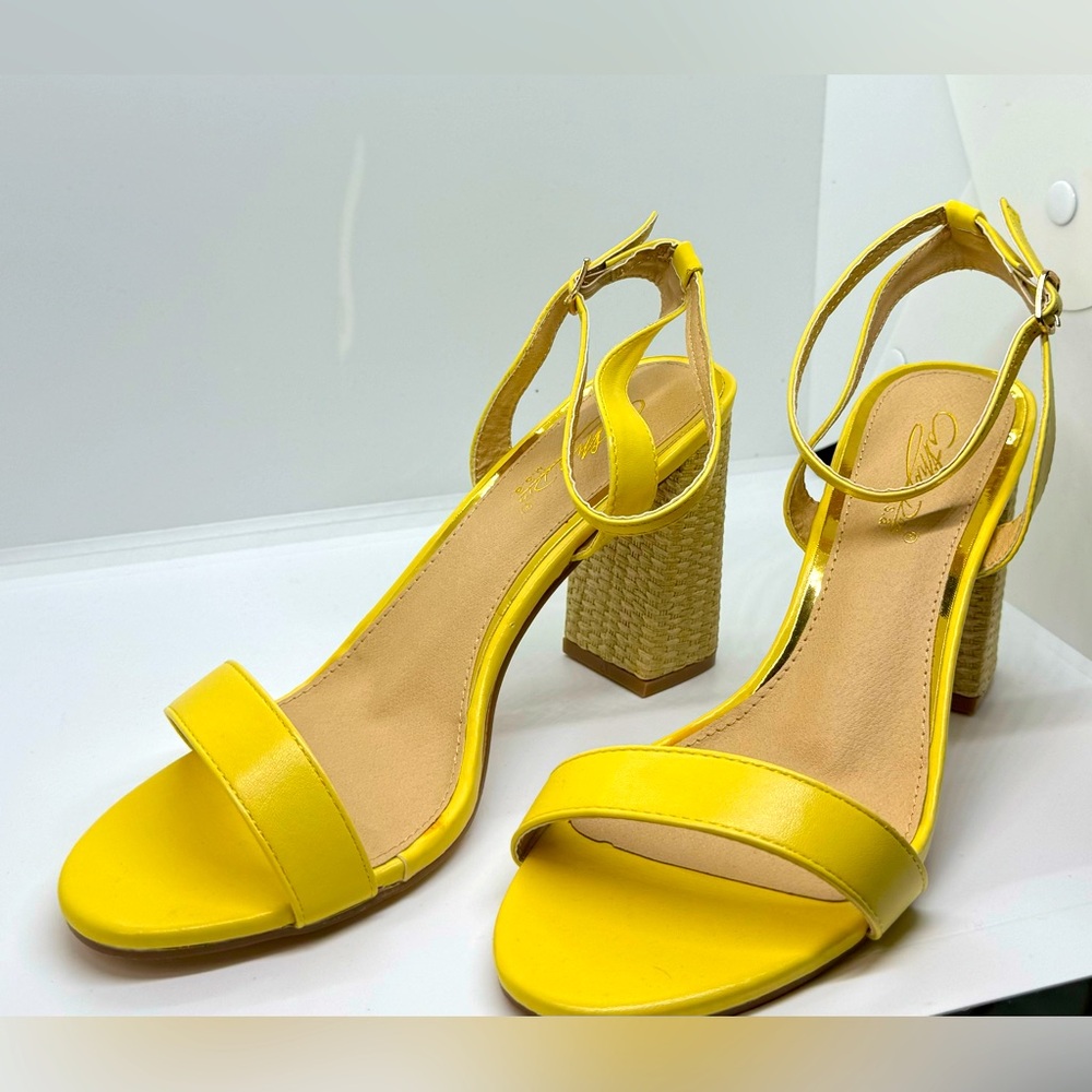 Pastel yellow block heel 3in size 10